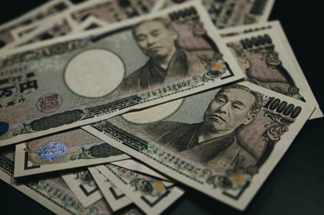 stacking-japanese-moneys
