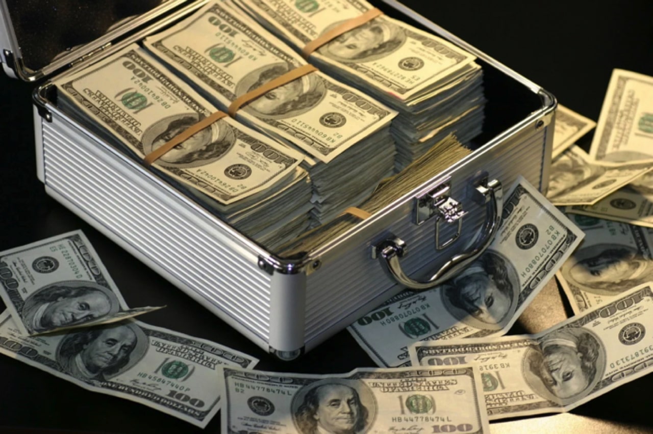 amount-of-100-dollars-in-the-cash-case